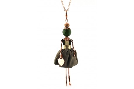 <div>Gisel pop ketting, <b>made in Italy</b>, handgemaakt, de originele!</div>
<div></div>
<div>Verrijkt met met precisie en ambacht gemaakte bijbehorende kleding door naai-experts.</div>
<p></p>
<p>Afgewerkt met oog voor detail. Elke pop is uniek met een ketting, hartvormige tas en een verschillende fashion look naargelang de afwerking.</p>