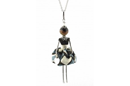 <div>Gisel pop ketting, <b>made in Italy</b>, handgemaakt, de originele!</div>
<div></div>
<div>Verrijkt met met precisie en ambacht gemaakte bijbehorende kleding door naai-experts.</div>
<p></p>
<p>Afgewerkt met oog voor detail. Elke pop is uniek met een ketting, hartvormige tas en een verschillende fashion look naargelang de afwerking.</p>