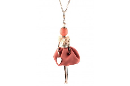 <p><span>Necklace pendant Gisel doll <strong>made in Italy</strong> handmade, the original! </span></p>
<p><span>Enriched with clothes, minutely manufactured and handcrafted, by experienced tailors. </span></p>
<p><span>Finished up with extreme attention to detail, every doll is a unique piece with a necklace, a heart shaped bag and a different fashion look according to its finish.</span></p>