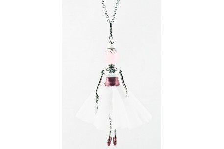 <div>Gisel pop ketting, <b>made in Italy</b>, handgemaakt, de originele!</div>
<div></div>
<div>Verrijkt met met precisie en ambacht gemaakte bijbehorende kleding door naai-experts.</div>
<p></p>
<p>Afgewerkt met oog voor detail. Elke pop is uniek met een ketting, hartvormige tas en een verschillende fashion look naargelang de afwerking.</p>