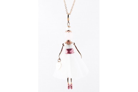 <div>Gisel pop ketting, <b>made in Italy</b>, handgemaakt, de originele!</div>
<div></div>
<div>Verrijkt met met precisie en ambacht gemaakte bijbehorende kleding door naai-experts.</div>
<p></p>
<p>Afgewerkt met oog voor detail. Elke pop is uniek met een ketting, hartvormige tas en een verschillende fashion look naargelang de afwerking.</p>