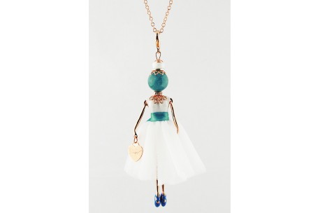 <div>Gisel pop ketting, <b>made in Italy</b>, handgemaakt, de originele!</div>
<div></div>
<div>Verrijkt met met precisie en ambacht gemaakte bijbehorende kleding door naai-experts.</div>
<p></p>
<p>Afgewerkt met oog voor detail. Elke pop is uniek met een ketting, hartvormige tas en een verschillende fashion look naargelang de afwerking.</p>