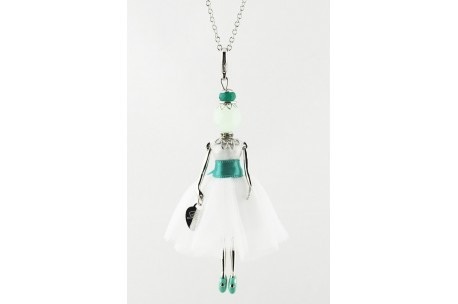 <div>Gisel pop ketting, <b>made in Italy</b>, handgemaakt, de originele!</div>
<div></div>
<div>Verrijkt met met precisie en ambacht gemaakte bijbehorende kleding door naai-experts.</div>
<p></p>
<p>Afgewerkt met oog voor detail. Elke pop is uniek met een ketting, hartvormige tas en een verschillende fashion look naargelang de afwerking.</p>