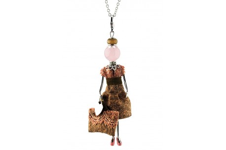 <p><span>Necklace pendant Gisel doll <strong>made in Italy</strong> handmade, the original! </span></p>
<p><span>Enriched with clothes, minutely manufactured and handcrafted, by experienced tailors. </span></p>
<p><span>Finished up with extreme attention to detail, every doll is a unique piece with a necklace, a heart shaped bag and a different fashion look according to its finish.</span></p>