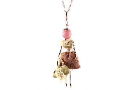 <p><span>Necklace pendant Gisel doll <strong>made in Italy</strong> handmade, the original! </span></p>
<p><span>Enriched with clothes, minutely manufactured and handcrafted, by experienced tailors. </span></p>
<p><span>Finished up with extreme attention to detail, every doll is a unique piece with a necklace, a heart shaped bag and a different fashion look according to its finish.</span></p>