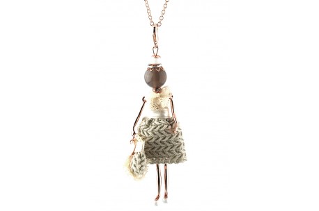 <p><span>Necklace pendant Gisel doll <strong>made in Italy</strong> handmade, the original! </span></p>
<p><span>Enriched with clothes, minutely manufactured and handcrafted, by experienced tailors. </span></p>
<p><span>Finished up with extreme attention to detail, every doll is a unique piece with a necklace, a heart shaped bag and a different fashion look according to its finish.</span></p>