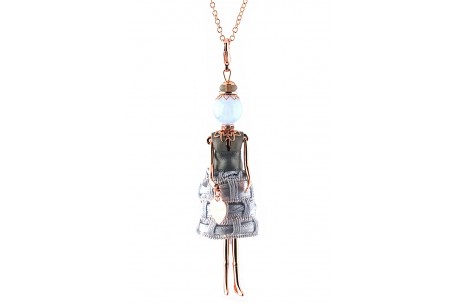 <p><span lang="en-us" xml:lang="en-us">Necklace pendant Gisel doll<span class="apple-converted-space"> </span><strong><span>made in Italy</span></strong><span class="apple-converted-space"> </span>handmade, the original!</span></p>
<p></p>
<p><span lang="en-us" xml:lang="en-us">Enriched with clothes, minutely manufactured and handcrafted, by experienced tailors.</span></p>
<p></p>
<p><span lang="en-us" xml:lang="en-us">Finished up with extreme attention to detail, every doll is a unique piece with a necklace, a heart shaped bag and a different fashion look according to its finish.</span></p>
<p></p>
