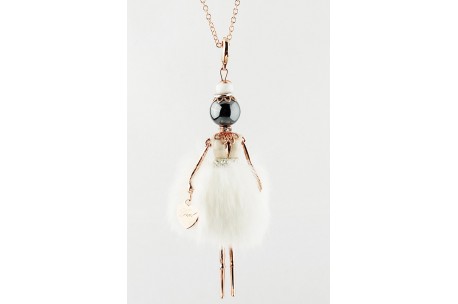 <p><span>Necklace pendant Gisel doll <strong>made in Italy</strong> handmade the original! </span></p>
<p><span>Enriched with clothes, minutely manufactured and handcrafted, by experienced tailors. </span></p>
<p><span>Finished up with extreme attention to detail, every doll is a unique piece with a necklace, a heart shaped bag and a different fashion look according to its finish.</span></p>