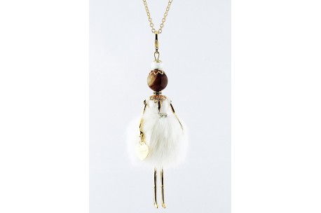 <p><span>Collier pendentif poupée Gisel <strong>made in Italy</strong>, fait à la main, l’original !</span></p>
<p><span> Enrichi avec des vêtements confectionnés minutieusement et artisanalement par des couturiers experts. </span></p>
<p><span>Finie avec extrême attention au détail, chaque poupée est unique avec un collier, un sac en forme de cœur et avec un look fashion différent selon la finition. </span></p>