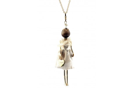 <div>Gisel pop ketting, <b>made in Italy</b>, handgemaakt, de originele!</div>
<div></div>
<div>Verrijkt met met precisie en ambacht gemaakte bijbehorende kleding door naai-experts.</div>
<p></p>
<p>Afgewerkt met oog voor detail. Elke pop is uniek met een ketting, hartvormige tas en een verschillende fashion look naargelang de afwerking.</p>